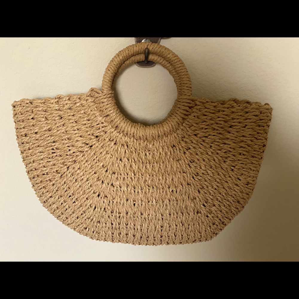 Very trendy wicker purse in excellent condition.